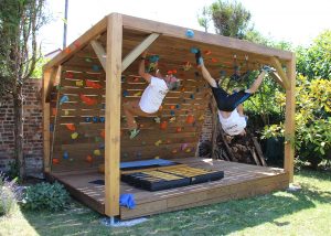 Mur-d-escalade-exterieur-conception-installation-CLIMB-IT-escalade-factory-modele-Sequoia-avec-toit-et-terrasse. L'équipe des ouvreurs Climb It teste les prises