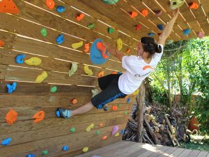 Mur-d-escalade-exterieur-realisation-CLIMB-IT-escalade-factory-modele-Sequoia-avec-toit-et-terrasse. Grimper en plein air-ACTU