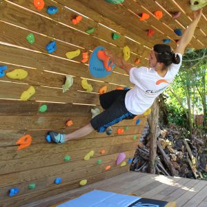 Mur-d-escalade-exterieur-realisation-CLIMB-IT-escalade-factory-modele-Sequoia-avec-toit-et-terrasse. Grimper en plein air-2