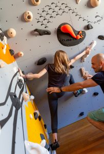 Club Suresnes Escalade teste les murs d'escalade CLIMB IT. Conception et intallation CLIMB IT Escalade factory.5