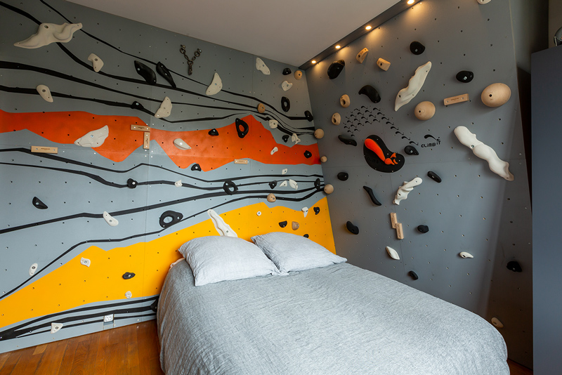Mur-d-escalade-interieur-chambre-conception-installation-CLIMB-IT-escalade-factory-decor-original-Colorado avec un lit