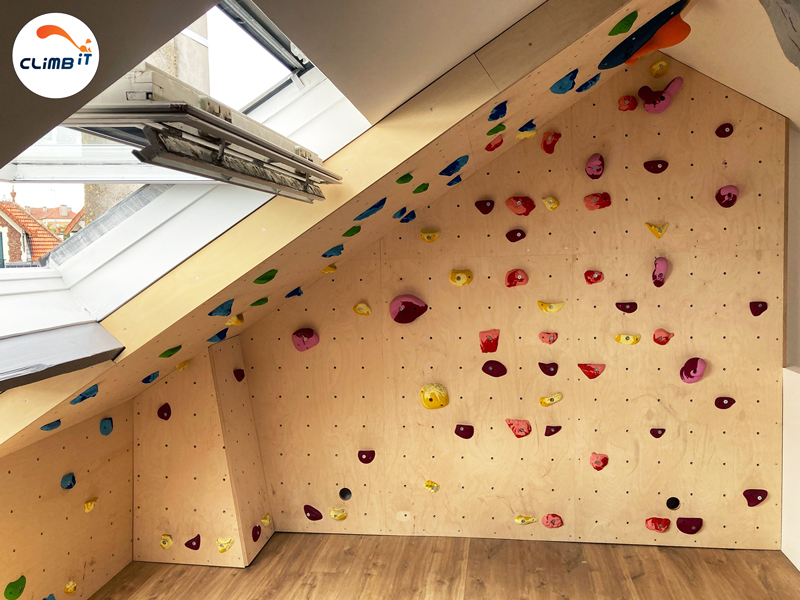 Mur d'escalade intérieur au sous-sol d'une maison