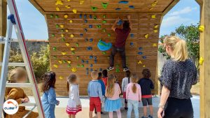 Démonstration d'escalade pour les enfants à l'école de Dompierre sur mer par l'équipe CLIMB IT escalade factory