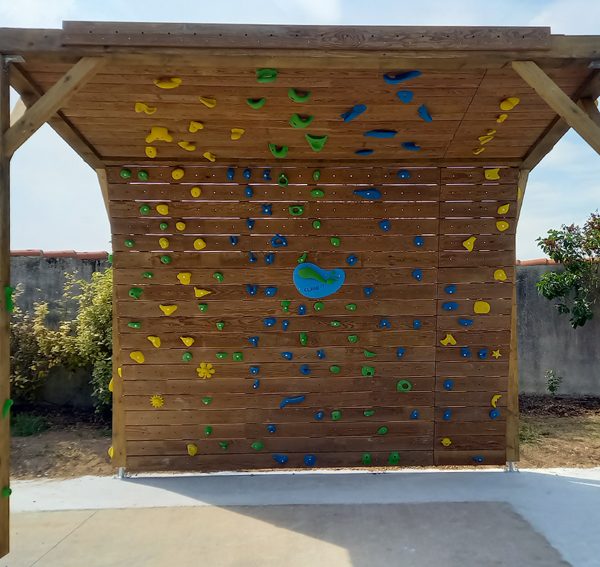 Mur d'escalade extérieur installé par CLIMB IT dans une école. Mur d'escalade en bois CLIMB IT.