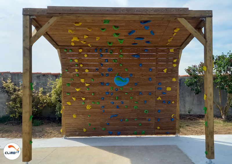 Mur d'escalade extérieur installé par CLIMB IT dans une école. Mur d'escalade en bois CLIMB IT.