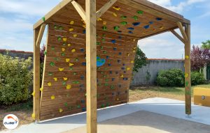 Mur d'escalade extérieur installé par CLIMB IT dans une école