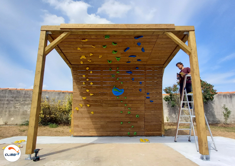 Ouverture et escalade à l'école sur mur d'escalade extérieur en bois Séquoia avec l'équipe CLIMB IT escalade factory. Kevin Fiette à l'oeuvre