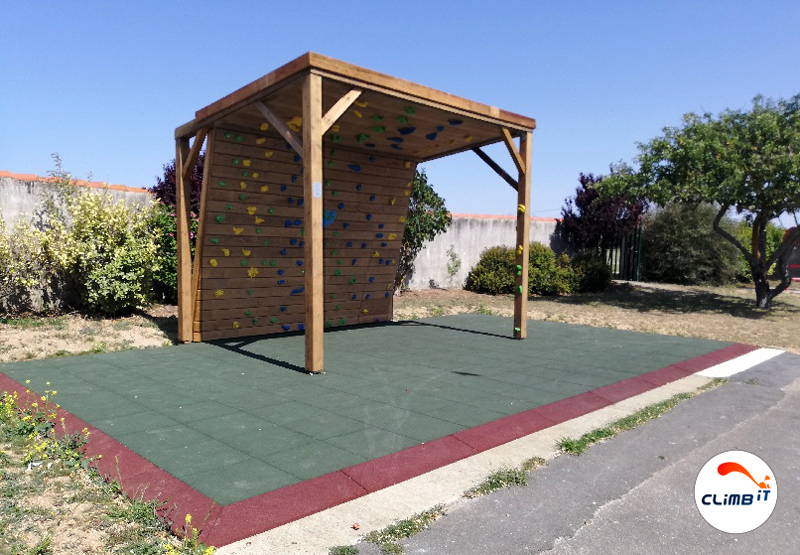 Mur d'escalade extérieur installé par CLIMB IT dans une école. Réception sol souple