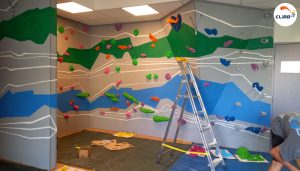 Mur d'escalade fabriqué et peint sur mesure par CLIMB IT dans un IME