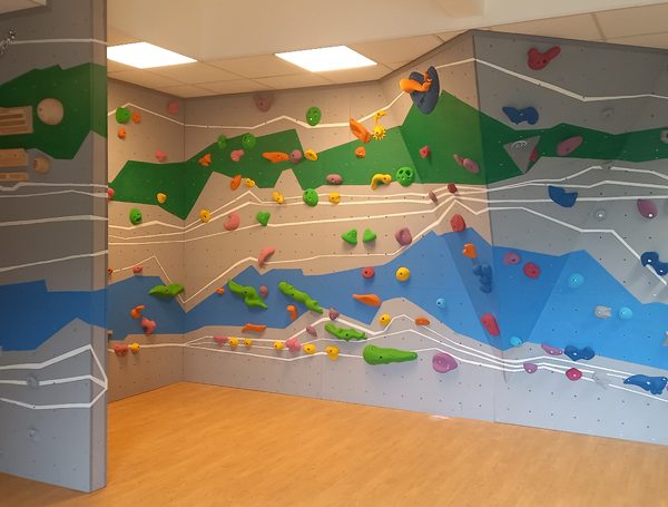 Mur d'escalade fabriqué et peint sur mesure par CLIMB IT dans un IME