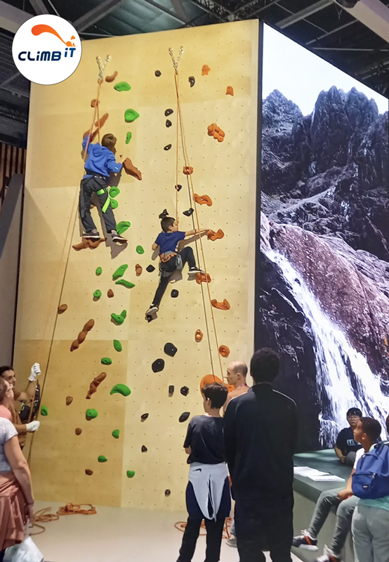 L'escalade pour tous avec CLIMB IT au salon de l'auto Paris. Mur escalade construit et animé par CLIMB IT