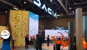 Mur d'escalade événement construit et animé par CLIMB IT pour Dacia au salon de l'auto Paris