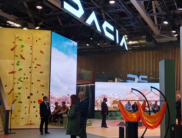 Mur d'escalade événement construit et animé par CLIMB IT pour Dacia au salon de l'auto Paris