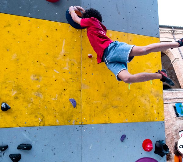 CLIMB IT escalade Concours de saut sur la prise CLIMB IT au Street Boulder Fabriano 2023 Une