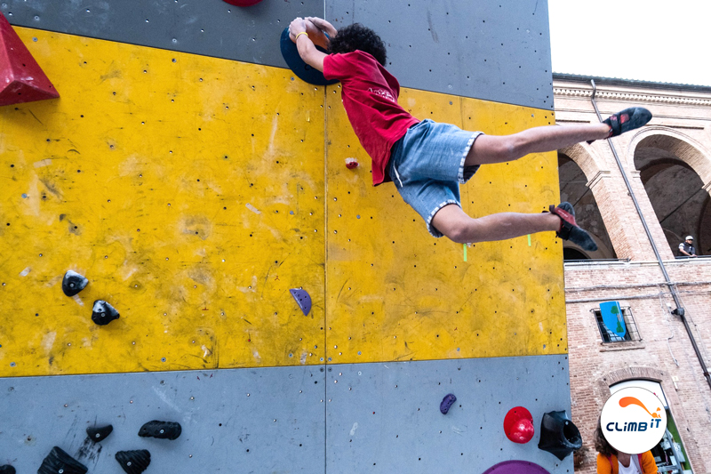 CLIMB IT escalade Concours de saut sur la prise CLIMB IT au Street Boulder Fabriano 2023