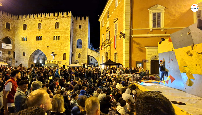 CLIMB IT escalade constructeur de murs d'escalade participe au Street Boulder Fabriano 2023