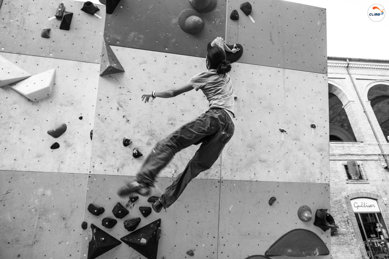 CLIMB IT escalade Concours de saut sur la prise CLIMB IT au Street Boulder Fabriano 2023 -2