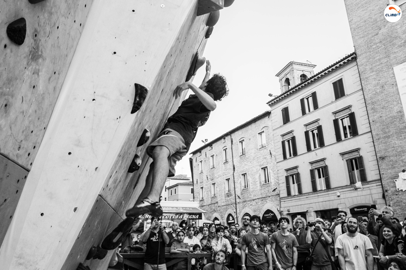 CLIMB IT escalade Concours de saut sur la prise CLIMB IT au Street Boulder Fabriano 2023 -2