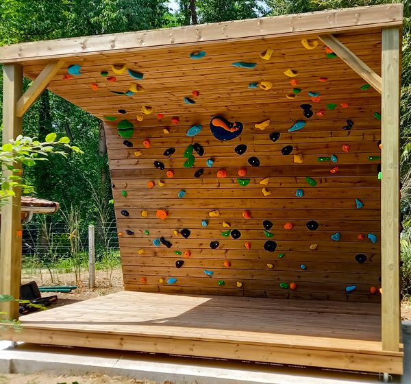 Construction mur d'escalade extérieur construit par CLIMB IT escalade, modèle mur d'escalade Séquoia 100% bois