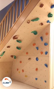 Mur d'escalade intérieur sous escalier CLIMB IT escalade. Mur escalade sur mesure construit dans une maison