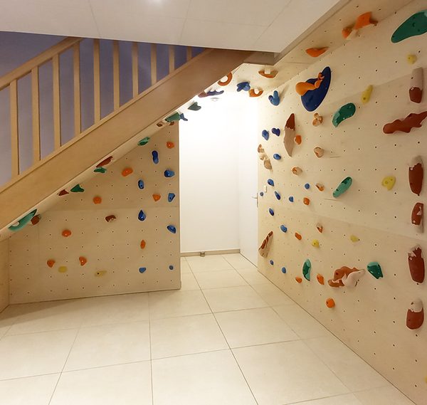 Mur d'escalade intérieur sous escalier CLIMB IT escalade. Mur escalade sur mesure construit chez un particulier