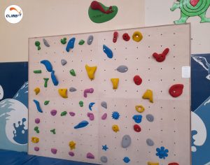 Mur d'escalade de ré-éducation kiné à l'ADAPT Oléron. CLIMB IT fabricant français de murs d'escalade