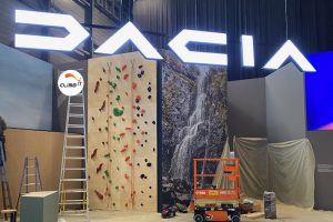 CLIMB IT fabricant de murs d'escalade construit le mur d'escalade événementiel pour Dacia au salon de l'Auto Genève 2024