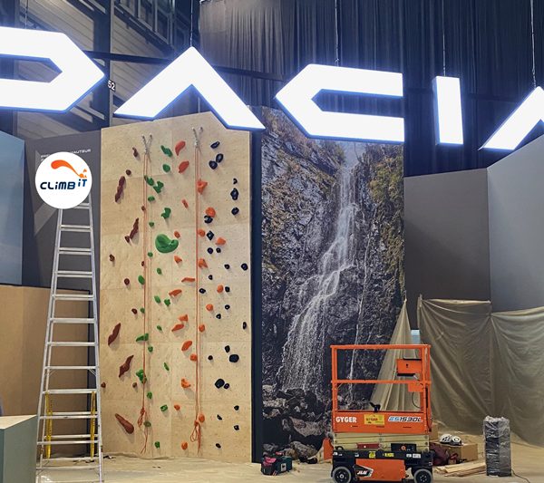 CLIMB IT fabricant de murs d'escalade construit le mur d'escalade événementiel pour Dacia au salon de l'Auto Genève 2024