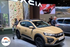 Mur d'escalade événement construit par CLIMB IT pour Dacia au salon de l'auto Genève