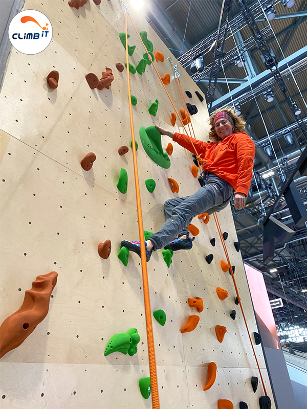 Mur d'escalade CLIMB IT salon auto Genève. Découverte de l'escalade