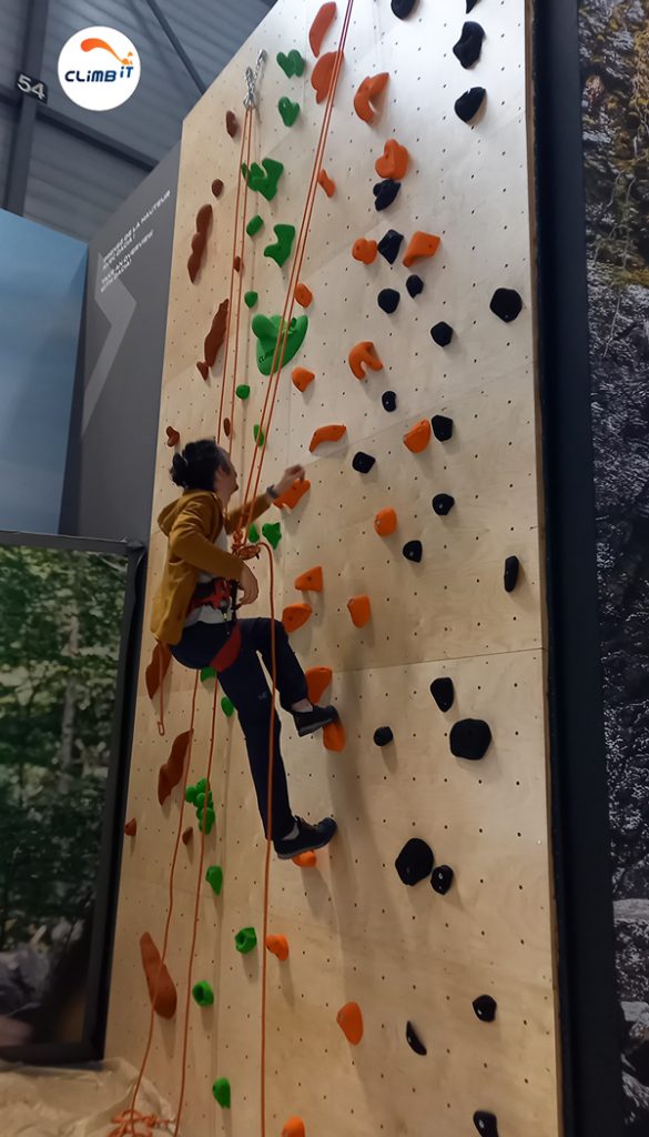 Ouverture des voies d'escalade et test par Jules Buteau sur le mur d'escalade CLIMB IT pour Dacia