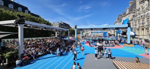 Terrasse des Jeux et mur d'escalade CLIMB IT aux jeux olympiques et paralympiques Paris 2024. Fanzone Hôtel de Ville Paris