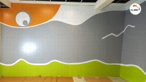 Mur d'escalade personnalisé peint par CLIMB IT pour centre pédiatrique. Mur d'escalade pour enfants par CLIMB IT constructeur de murs d'escalade