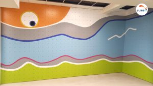 Mur d'escalade en centre de psychomotricité avec un décor peint. Mur d'escalade pour enfants par CLIMB IT constructeur de murs d'escalade