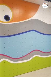 Mur d'escalade peint en centre de psychomotricité. Mur d'escalade de rééducation pour enfants par CLIMB IT constructeur de murs d'escalade