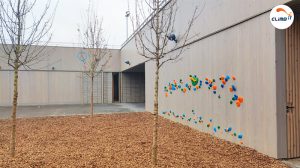 Mur d'escalade extérieur dans une école. CLIMB IT fabricant de murs d'escalade