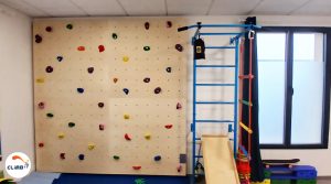 Construction mur d'escalade dans un cabinet de psychomotricité par l'équipe CLIMB IT. Mur d'escalade de rééducation pour enfants par CLIMB IT fabricant de murs d'escalade