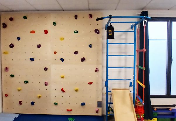 Construction mur d'escalade dans un cabinet de psychomotricité par l'équipe CLIMB IT. Mur d'escalade de rééducation pour enfants par CLIMB IT fabricant de murs d'escalade