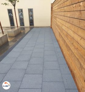 Construction du Mur d'escalade extérieur Séquoia, pose du sol de réception des chutes à l'école primaire Soeur Marguerite à Clichy 92 par CLIMB IT