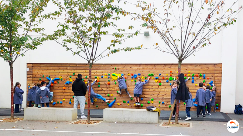 Initiation escalade enfants sur Mur d'escalade extérieur traversée Séquoia à l'école primaire Soeur Marguerite à Clichy 92 par CLIMB IT