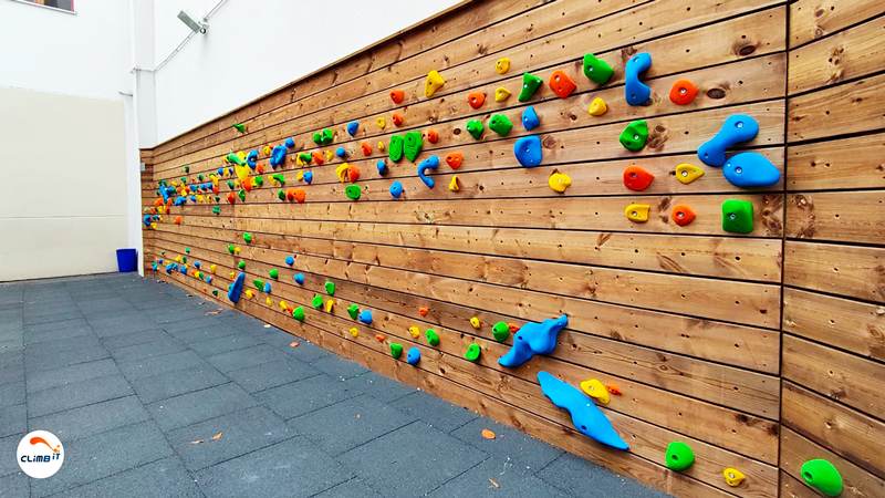 Mur d'escalade extérieur Séquoia, pose des prises d'escalade à l'école primaire Soeur Marguerite à Clichy 92 par CLIMB IT
