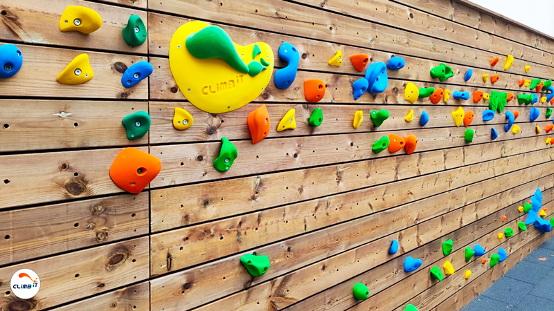 Mur d'escalade extérieur Séquoia et parcours d'escalade en couleurs pour enfants à l'école primaire Soeur Marguerite à Clichy 92 par CLIMB IT