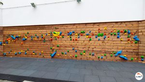 Mur d'escalade extérieur en traversée à l'école primaire Soeur Marguerite à Clichy 92, construit par CLIMB IT