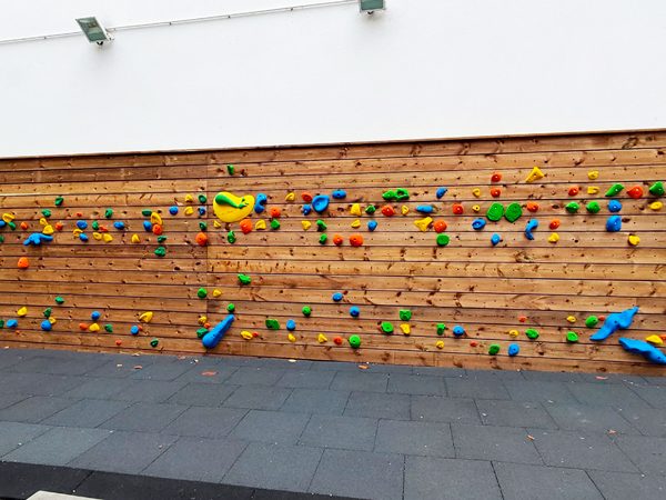 Mur d'escalade extérieur en traversée à l'école primaire Soeur Marguerite à Clichy 92, construit par CLIMB IT