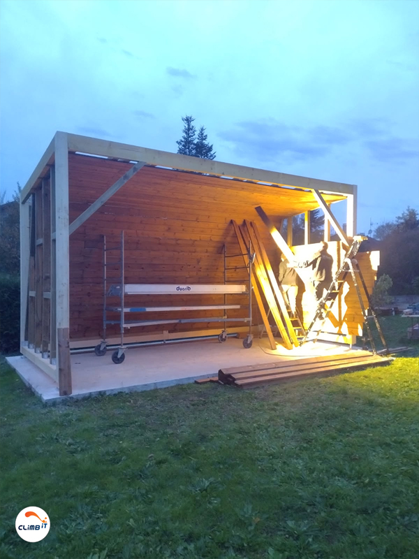 Construction Mur d'escalade extérieur en bois, modèle Séquoia de type abri, construit par CLIMB IT pour un particulier dans l'est de la France