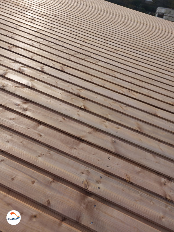 Construction Mur d'escalade extérieur en bois, modèle Séquoia couvert, construit par CLIMB IT