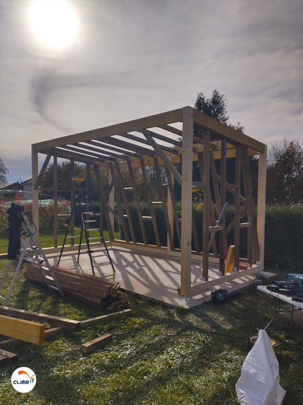 Construction Mur d'escalade extérieur en bois,ossature du modèle Séquoia, construit par CLIMB IT pour un particulier dans l'est de la France