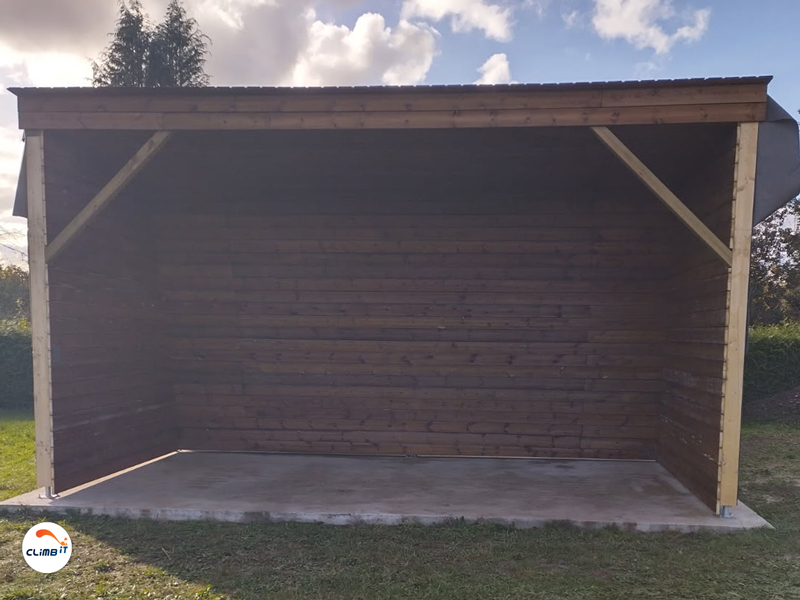 Construction Mur d'escalade extérieur en bois, modèle Séquoia, construit par CLIMB IT pour un particulier dans l'est de la France