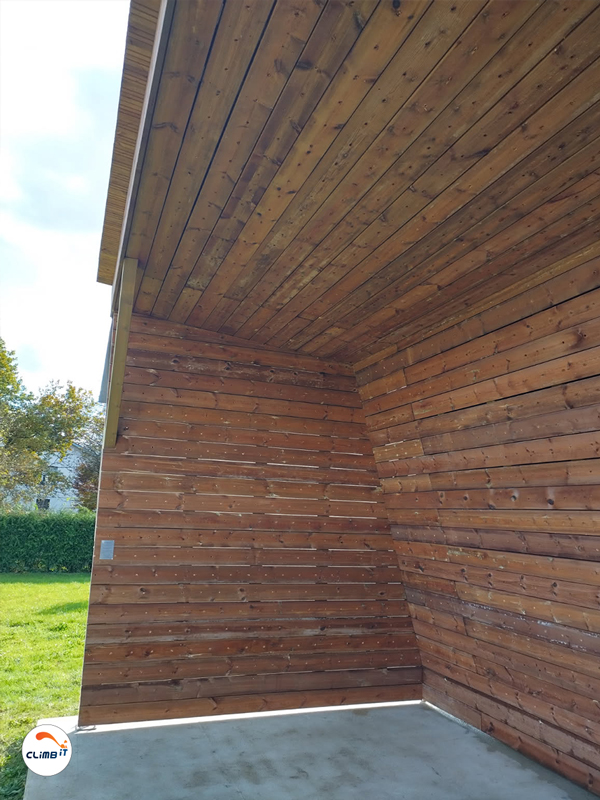 Construction Mur d'escalade extérieur en bois, modèle Séquoia avec dévers, toit et côtés grimpables, construit par CLIMB IT escalade