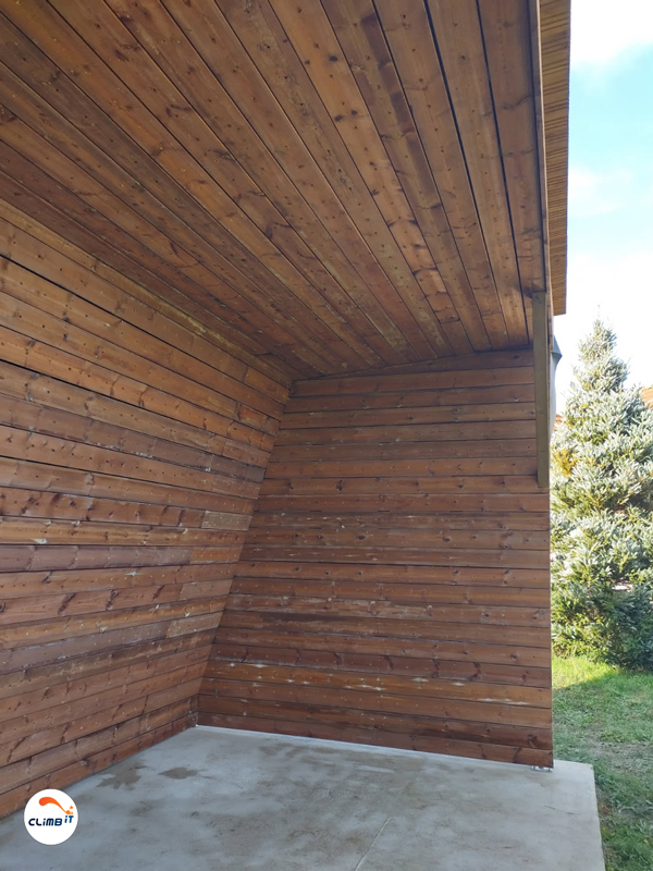 Construction Mur d'escalade extérieur en bois, modèle Séquoia avec dévers, toit et côtés grimpables, construit par CLIMB IT